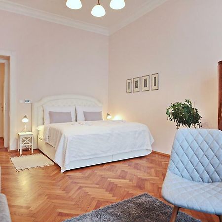 Apartment In The Heart Of Praag Buitenkant foto