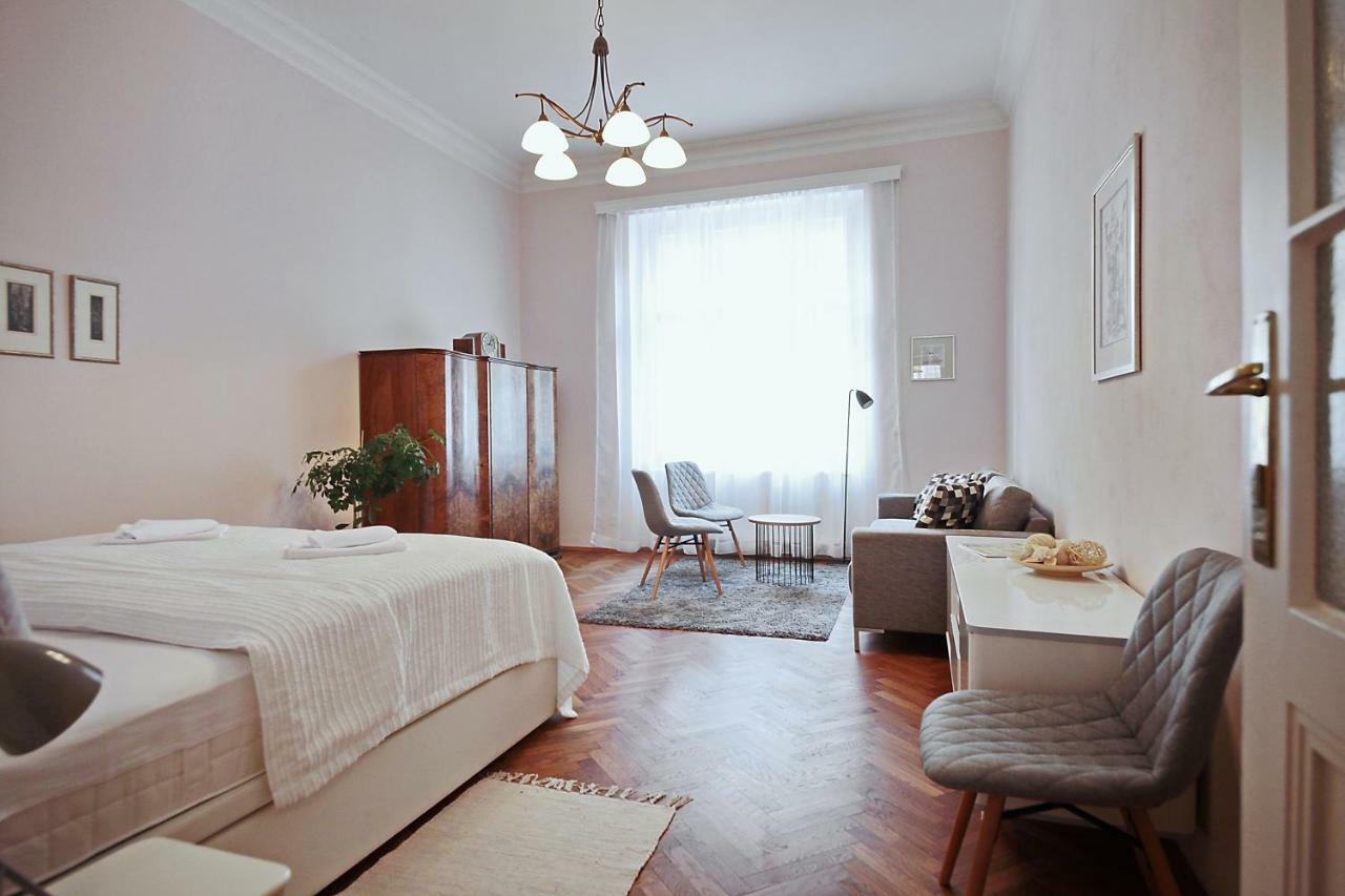 Apartment In The Heart Of Praag Buitenkant foto
